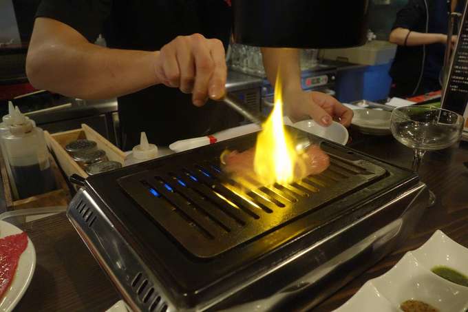 六本木のおすすめ焼肉店「ニクアザブ 六本木店」の調理