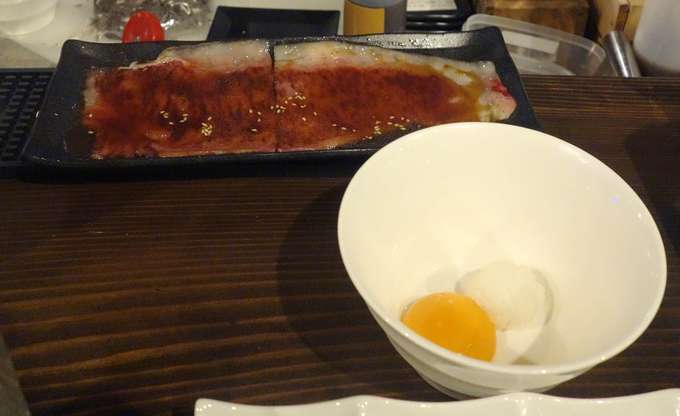 六本木のおすすめ焼肉店「ニクアザブ 六本木店」の「カルビの玉子包み」