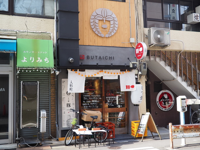 人形町 とにかく鮮度命 旨味が溢れる豚串に柔らかなタンも もつ焼きを堪能するなら 豚一 Favy ファビー