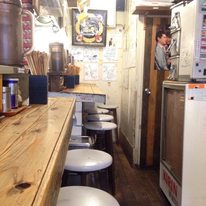 『すごい煮干ラーメン凪 新宿ゴールデン街店本館』の内観。カウンター席のみ。