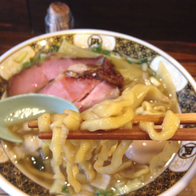 『すごい煮干ラーメン凪 新宿ゴールデン街店本館』の「すごい煮干しラーメン」の太麺