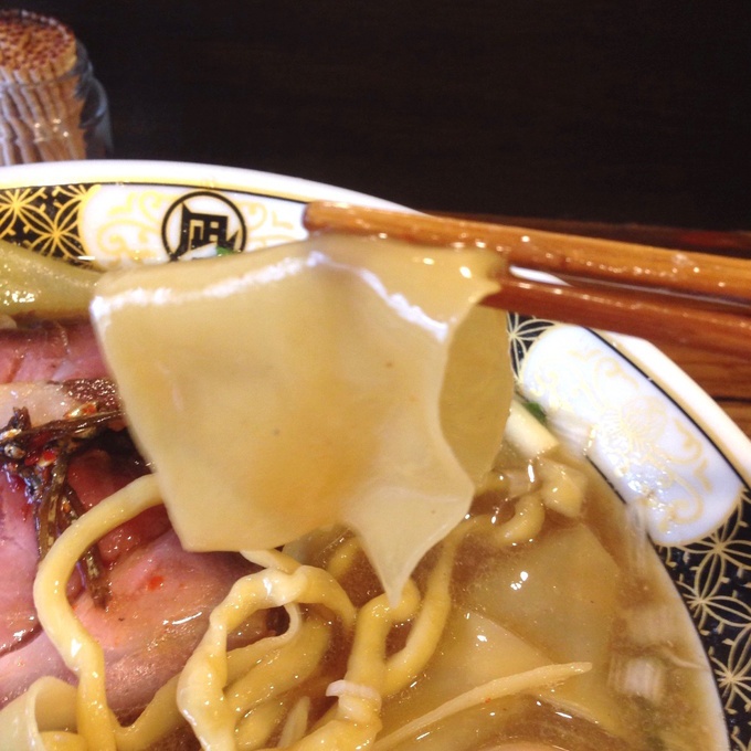 『すごい煮干ラーメン凪 新宿ゴールデン街店本館』の「すごい煮干しラーメン」のいったん麺