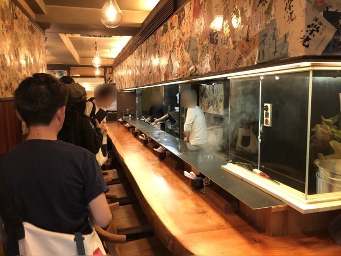 ミシュラン2020ビブグルマン獲得、下北沢のラーメン店「麺と未来」の店内