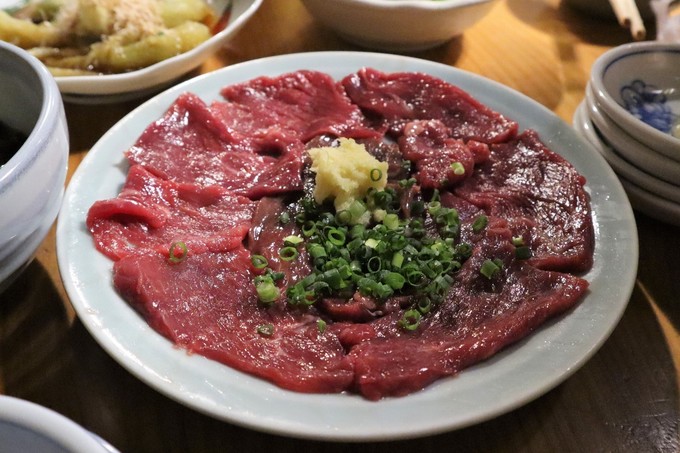 神田にある日本最古の居酒屋『みますや』の「さくら刺身 赤身」