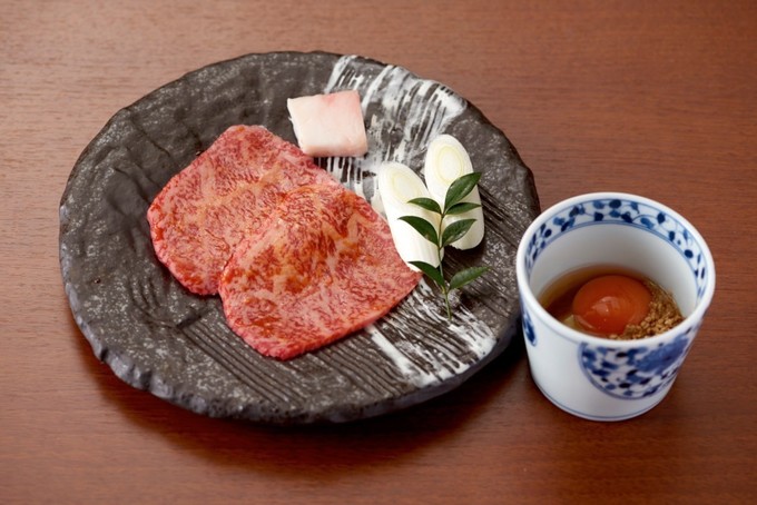 【三軒茶屋】唯一無二の組み合わせ！サッと炙ったお肉は濃厚卵に絡めて！『焼肉さかもと』 favy[ファビー]