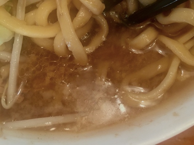 本格的な二郎系ラーメン店「夢を語れ別府」の乳化したスープ