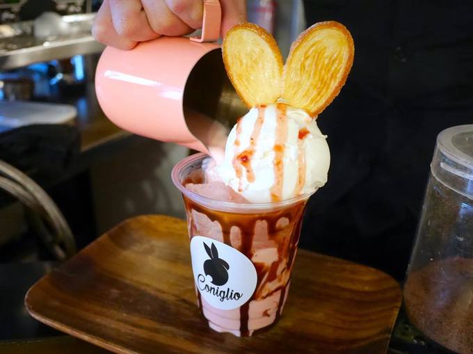 SNS映えするカフェ、福岡・大名『Coniglio(コニーリョ)』のストロベリーラテを作っている