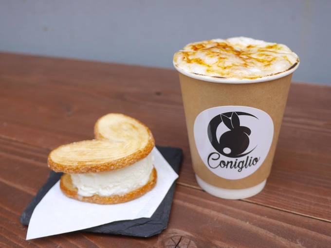 SNS映えするカフェ、福岡・大名『Coniglio(コニーリョ)』のクレームブリュレラテと源氏パイサンド
