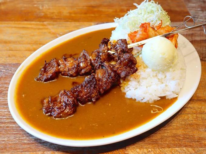 浜松町のカレー専門店「オンザカレー」のカルビ串カレー