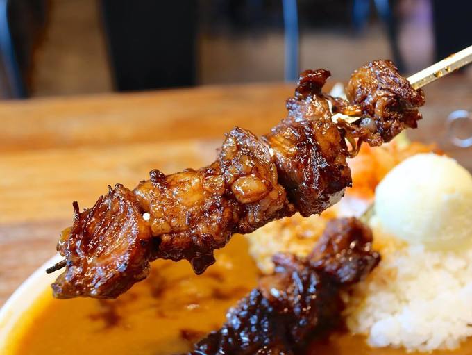 浜松町のカレー専門店「オンザカレー」のカルビ串