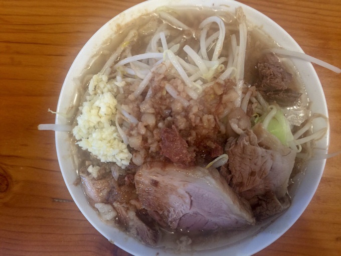 本格的な二郎系ラーメン店「夢を語れ別府」のラーメン小(にんにく多め)