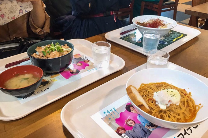 立教大学池袋キャンパス「第一食堂」明太子をまぶした和風豚丼 味噌汁、特製ピリ辛坦々まぜそば 温玉のせ、赤ワインで煮込んだ豚肉のトマトクリーム(オーロラソース)スパゲッティ 温玉のせ バゲット付
