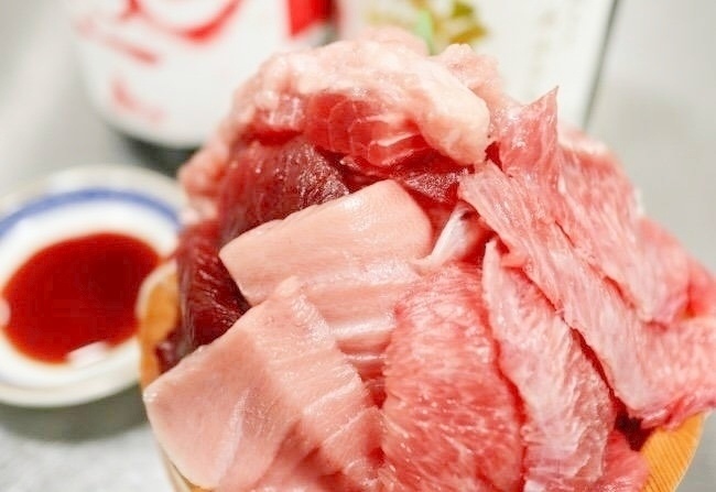 『吉田屋』の「生マグロぶっかけ刺し桶」