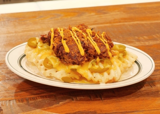 『CRUZ BURGERS & CRAFT BEERS』の「スパイシー・プルドポーク・チーズフライズ」