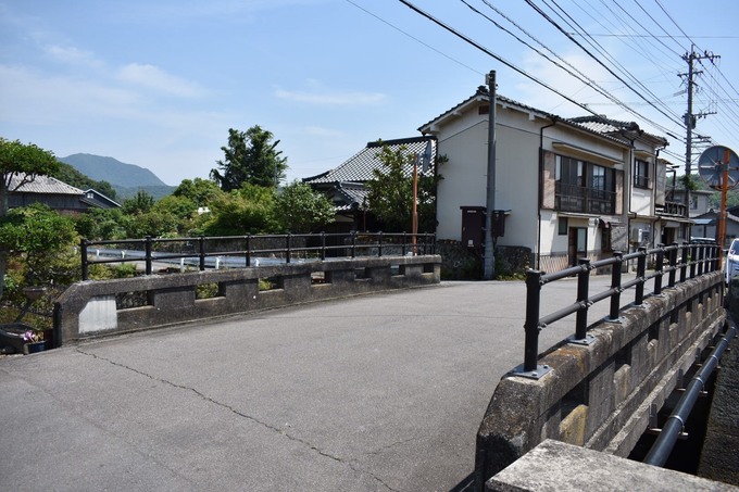 お店の前にある川と橋