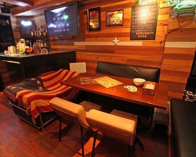 DELICIOUS、肉バル、ビストロ、バル、店内、内観