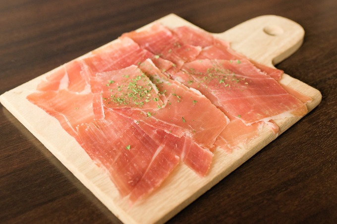 『鉄飯居酒屋 Grulli』の「切りたてハモンセラーノ」