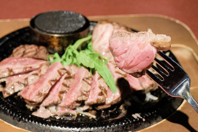 『ハートランド』の「分厚いサーロインステーキ」