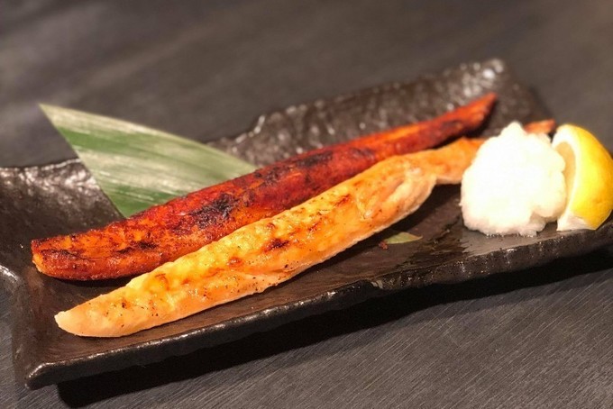 『渋谷東急本店前のひもの屋』鮭ハラスのチョリソー味と塩干し食べ比べ