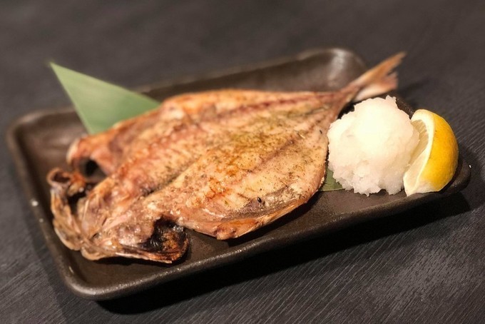『渋谷東急本店前のひもの屋』あじのハーブ&ガーリック味