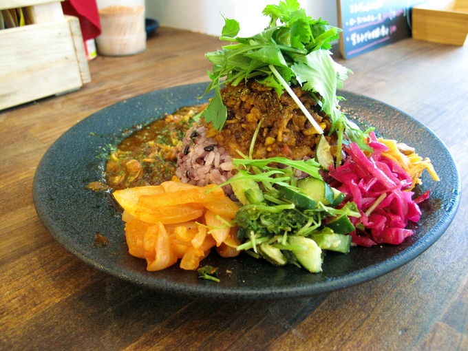 間借りカレーから独立した浅草のスパイスカレー店「SPICE SPACE UGAYA」の副菜