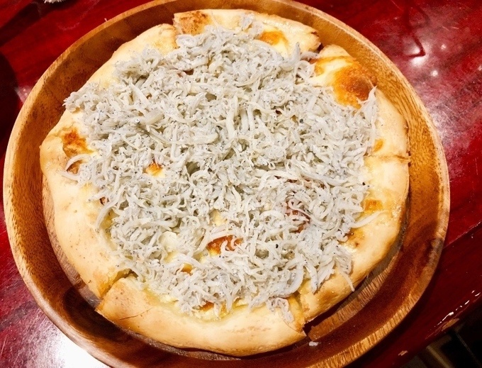 『ビストロます家』の「釜揚げしらすピザ」