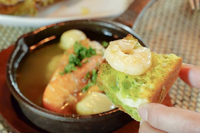 『The Garlic Diner』の「エビのアヒージョ」