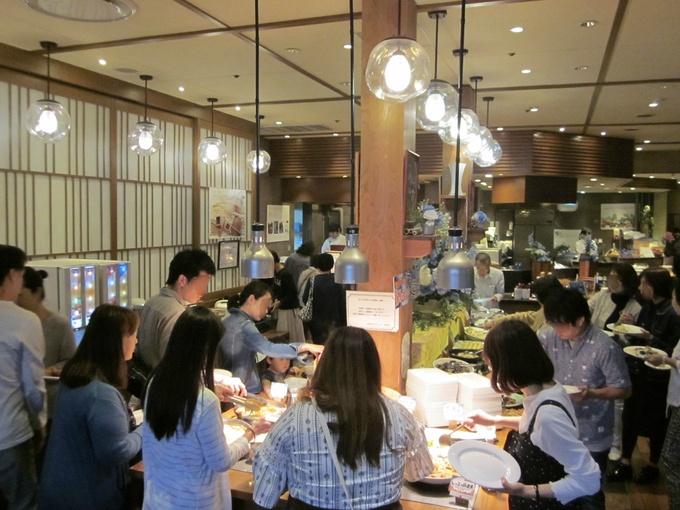 御茶ノ水の食べ放題、ホテル聚楽『あけびの実』の店内