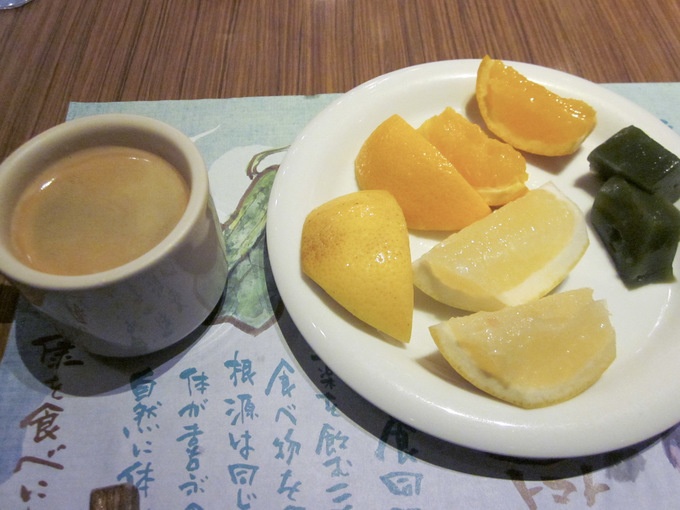 御茶ノ水の食べ放題、ホテル聚楽『あけびの実』のコーヒーとフルーツ