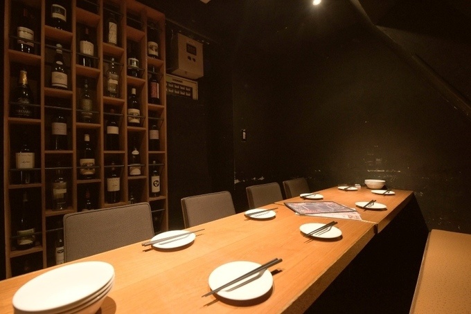 『肉バル FORST 新宿三丁目店』の「内観」