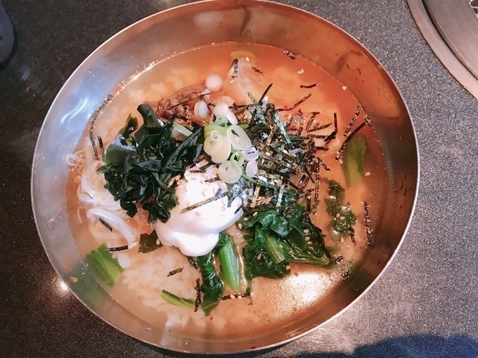 『焼肉 あつた長寿園』の「冷やしクッパ」