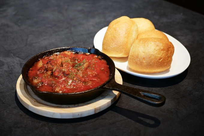 『T8 Steak House』のスパイシーミートトマト煮