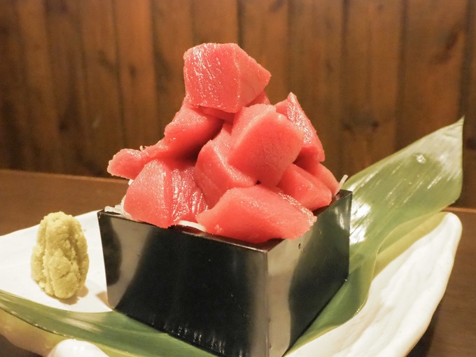 『居酒屋 一休』の「山盛りマグロぶつ切り」