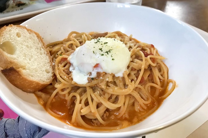 立教大学池袋キャンパス「第一食堂」赤ワインで煮込んだ豚肉のトマトクリーム(オーロラソース)スパゲッティ 温玉のせ バゲット付