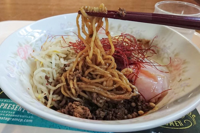 立教大学池袋キャンパス「第一食堂」特製ピリ辛坦々まぜそば 温玉のせ