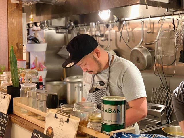 間借りカレーから独立した浅草のスパイスカレー店「SPICE SPACE UGAYA」のカウンター