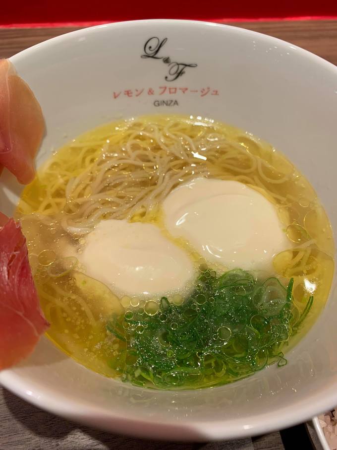 銀座のラーメン店の「らぁ麺生ハムフロマージュ」880円