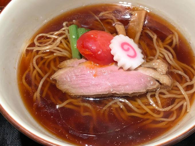 銀座ラーメン店の「芳醇鴨そば 昆布〆卵黄入り」