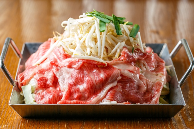 『大衆和牛酒場 コンロ家』のホルモン鉄板焼き
