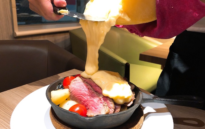 『Cheese Meets Meat SUIDOBASHI』の「ラクレット/ローストビーフと季節野菜のグリル」