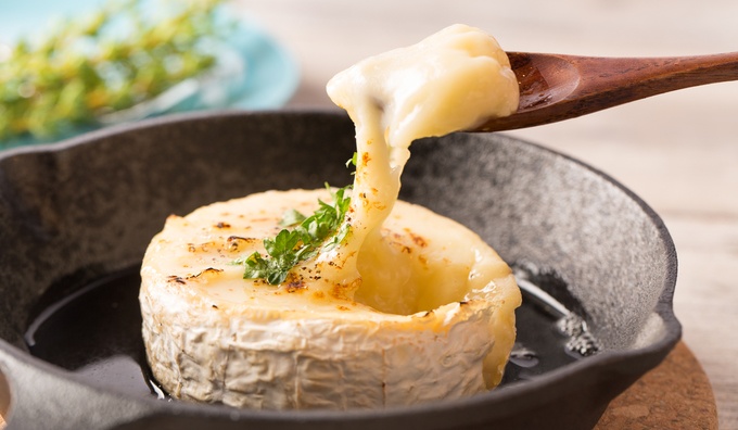 『Cheese Meets Meat SUIDOBASHI』の「まるごとカマンベール焼き〜はちみつ添え〜」