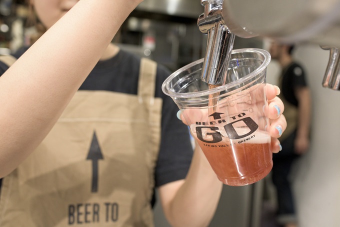 『“BEER TO GO” by SPRING VALLEY BREWERY』のビール注いでるシーン
