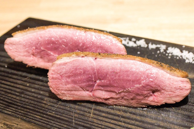 鴨一ワイン酒場SUNの鴨ロース炭火焼き