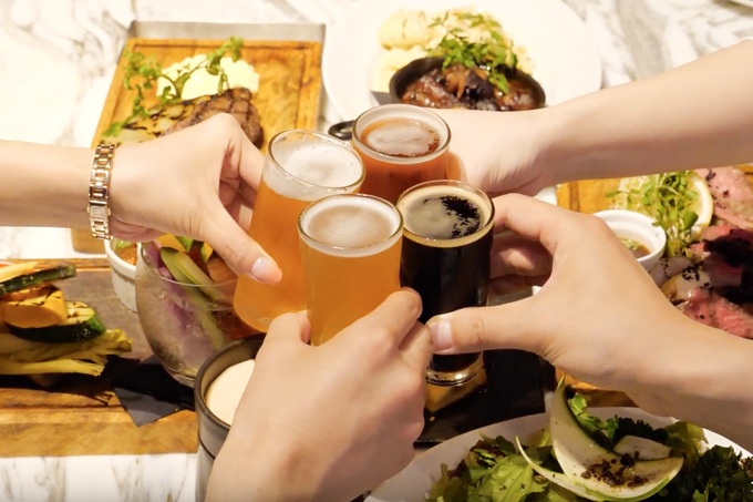 『MERCER BRUNCH』のビールで乾杯