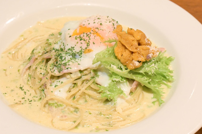 『KUBOTA食堂』の「復活!!新鮮ウニとベーコンのカルボナーラ 温泉卵添え」