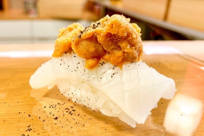 『やまのや別館 すしのや』の「あったかいイカとウニの握り」