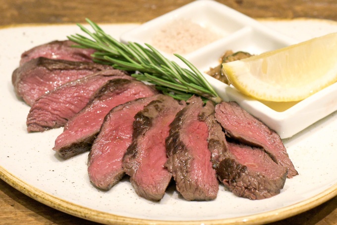 『煮込みや四兵衛』の「蝦夷鹿モモ肉のグリル」