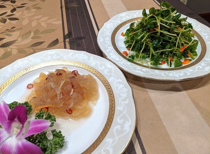 横浜中華街に建つ中華料理店『三國演義』の「くらげ」「トウミョウのから味噌和え」
