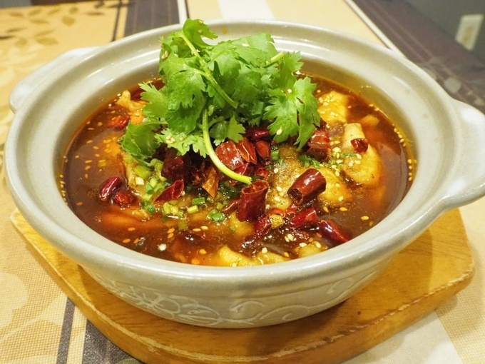 横浜中華街に建つ中華料理店『三國演義』の「季節魚の四川風煮込み」