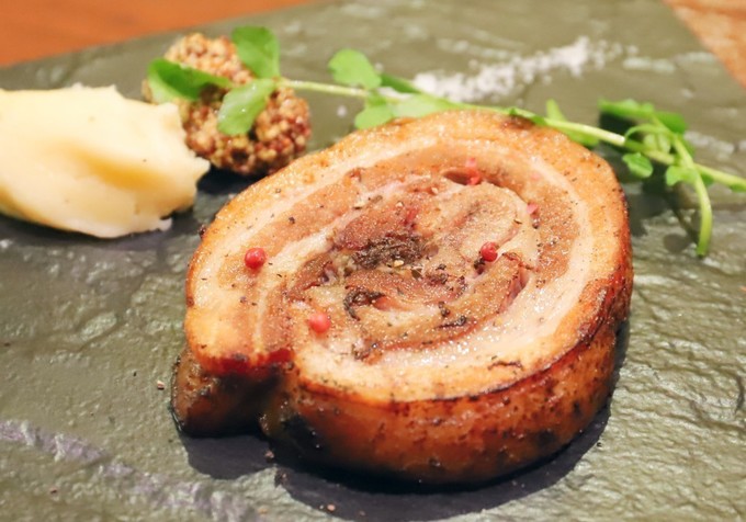 『CANARIA』の「もち豚バラ肉のポルケッタ」